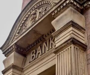 Las inversiones le permiten aumentar su patrimonio con el tiempo al invertir su dinero en activos como acciones, bonos, fondos, bienes raíces y más, pero siempre implican riesgos, como la volatilidad del mercado, la posible pérdida de capital y la inflación que erosiona los rendimientos. La clave es invertir con una estrategia clara, una diversificación adecuada y solo con capital que no comprometa su estabilidad financiera.