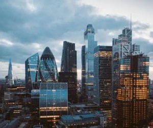 Las inversiones le permiten aumentar su patrimonio con el tiempo al invertir su dinero en activos como acciones, bonos, fondos, bienes raíces y más, pero siempre implican riesgos, como la volatilidad del mercado, la posible pérdida de capital y la inflación que erosiona los rendimientos. La clave es invertir con una estrategia clara, una diversificación adecuada y solo con capital que no comprometa su estabilidad financiera.