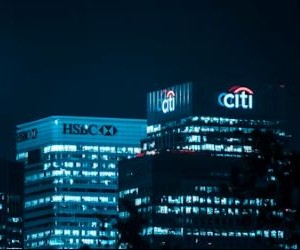 Las inversiones le permiten aumentar su patrimonio con el tiempo al invertir su dinero en activos como acciones, bonos, fondos, bienes raíces y más, pero siempre implican riesgos, como la volatilidad del mercado, la posible pérdida de capital y la inflación que erosiona los rendimientos. La clave es invertir con una estrategia clara, una diversificación adecuada y solo con capital que no comprometa su estabilidad financiera.