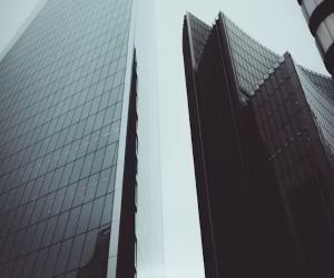 Las criptomonedas ofrecen un alto potencial de rentabilidad y mayor libertad financiera gracias a su descentralización, operando en un mercado abierto las 24 horas. Sin embargo, son un activo de alto riesgo debido a su extrema volatilidad y la falta de regulación. Los principales riesgos incluyen pérdidas rápidas y fallos de ciberseguridad. La clave del éxito reside en invertir únicamente con una estrategia clara y con capital que no comprometa su estabilidad financiera.