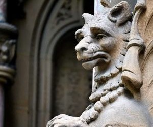 Las acciones ofrecen el potencial de crecimiento a largo plazo e ingresos por dividendos al invertir en empresas que crean valor a lo largo del tiempo, pero también conllevan un riesgo significativo debido a la volatilidad del mercado, los ciclos económicos y los eventos específicos de la empresa; la clave es invertir con una estrategia clara, una diversificación adecuada y solo con capital que no comprometa su estabilidad financiera.