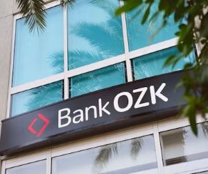 Las acciones ofrecen el potencial de crecimiento a largo plazo e ingresos por dividendos al invertir en empresas que crean valor a lo largo del tiempo, pero también conllevan un riesgo significativo debido a la volatilidad del mercado, los ciclos económicos y los eventos específicos de la empresa; la clave es invertir con una estrategia clara, una diversificación adecuada y solo con capital que no comprometa su estabilidad financiera.