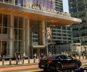 Las acciones ofrecen el potencial de crecimiento a largo plazo e ingresos por dividendos al invertir en empresas que crean valor a lo largo del tiempo, pero también conllevan un riesgo significativo debido a la volatilidad del mercado, los ciclos económicos y los eventos específicos de la empresa; la clave es invertir con una estrategia clara, una diversificación adecuada y solo con capital que no comprometa su estabilidad financiera.