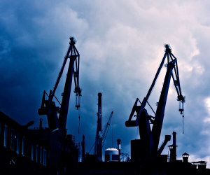 El petróleo ofrece oportunidades para diversificar una cartera de inversión y protegerse contra la inflación, pero también es un activo de alto riesgo debido a la volatilidad de los precios, las tensiones geopolíticas y los choques entre la oferta y la demanda.